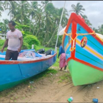 ട്രോളിങ് നിരോധന ലംഘനം,വള്ളങ്ങള്‍ പിടികൂടി