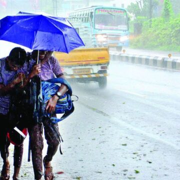 കനത്ത മഴ തുടരുന്നു. സ്കൂളുകൾക്ക് അവധി