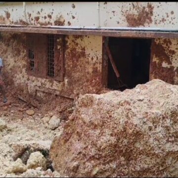 മണ്ണിടിഞ്ഞ് വീട്ടിലേക്ക് വീണു