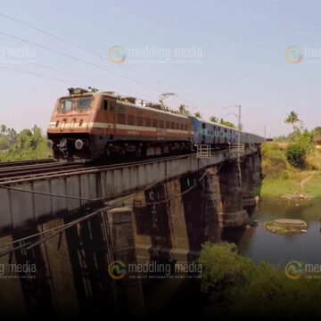 റെയില്‍വെ പാലത്തിലൂടെ നടന്നുപോകുകയായിരുന്ന നാലു പേര്‍ക്ക് അപകടം ?