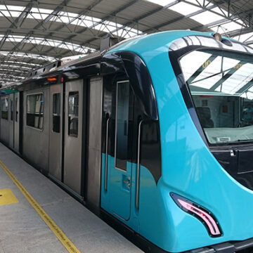 മെട്രോ ട്രാക്കിലേക്ക് ഫ്ലക്സ് ബോർഡ് മറിഞ്ഞു വീണ് അപകടം