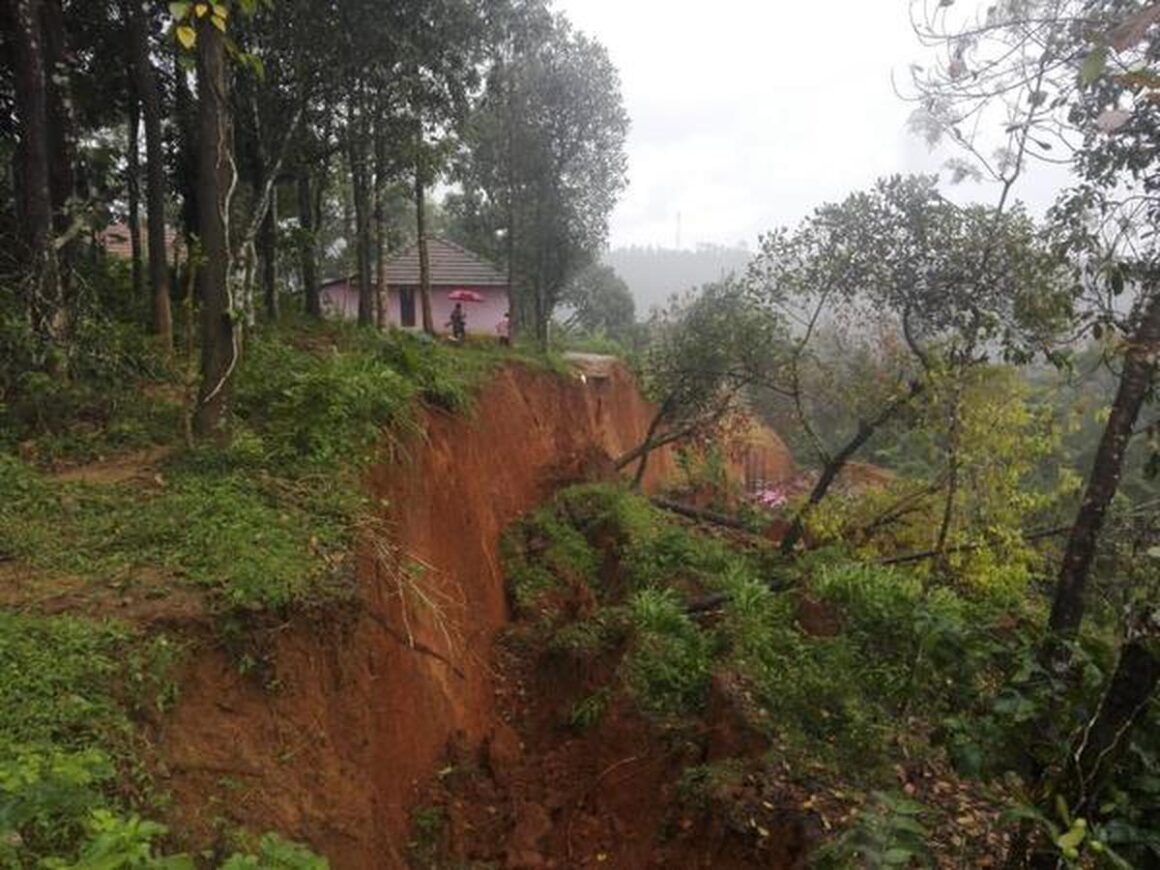 വയനാട്ടിലെ റോഡ് ഒലിച്ചുപോയി