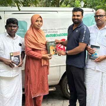 ഗ്രന്ഥാലയത്തിലേക്ക് പുസ്തകങ്ങൾ സമ്മാനിച്ചു