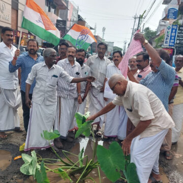 എടപ്പാൾ- പൊന്നാനി ദേശീയപാതയിലെ കുറ്റിക്കാട് ചേമ്പ് നട്ട് പ്രതിഷേധിച്ചു.