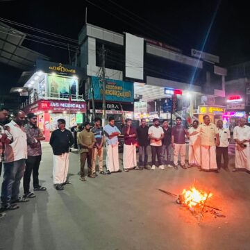 മുഖ്യമന്ത്രിയുടെ കോലം കത്തിച്ചു.