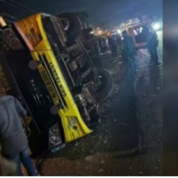 സ്വകാര്യബസ് മറിഞ്ഞ് നിരവധി പേർക്ക് പരിക്ക്