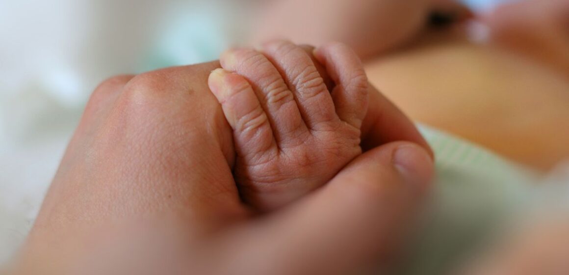 തൊണ്ടയില്‍ അടപ്പ് കുരുങ്ങി കുഞ്ഞ് മരിച്ചു