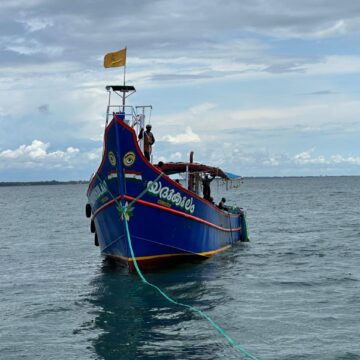 അഴീക്കോട്‌ കടലില്‍ കുടുങ്ങിയ  40 മത്സ്യത്തൊഴിലാളികളെ രക്ഷപ്പെടുത്തി