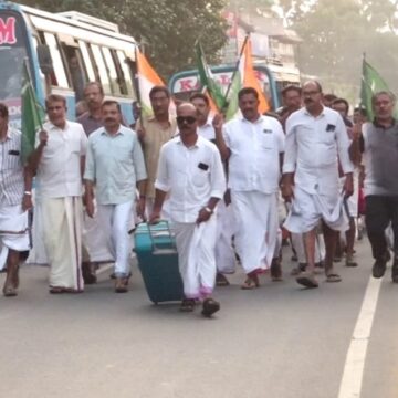 പൊന്നാനിയിൽ നീല പെട്ടി ചുമന്ന് ആഹ്ലാദപ്രകടനം