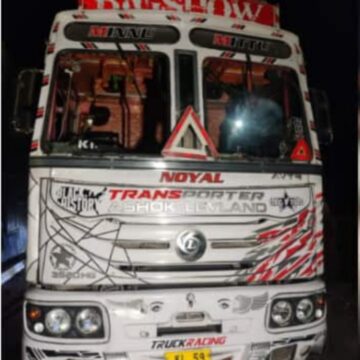 ഉറങ്ങിക്കിടന്നവരിലേക്ക് ലോറി പാഞ്ഞു കയറി; 5 പേര്‍ മരിച്ചു