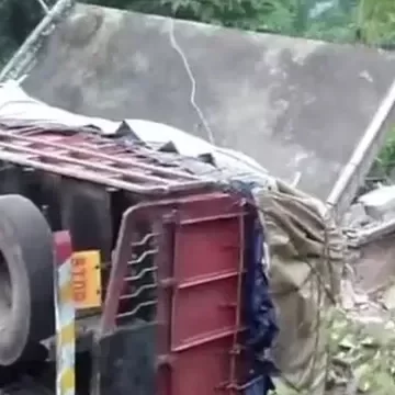 ലോറി വീടിന് മുകളിലേക്ക് മറിഞ്ഞു