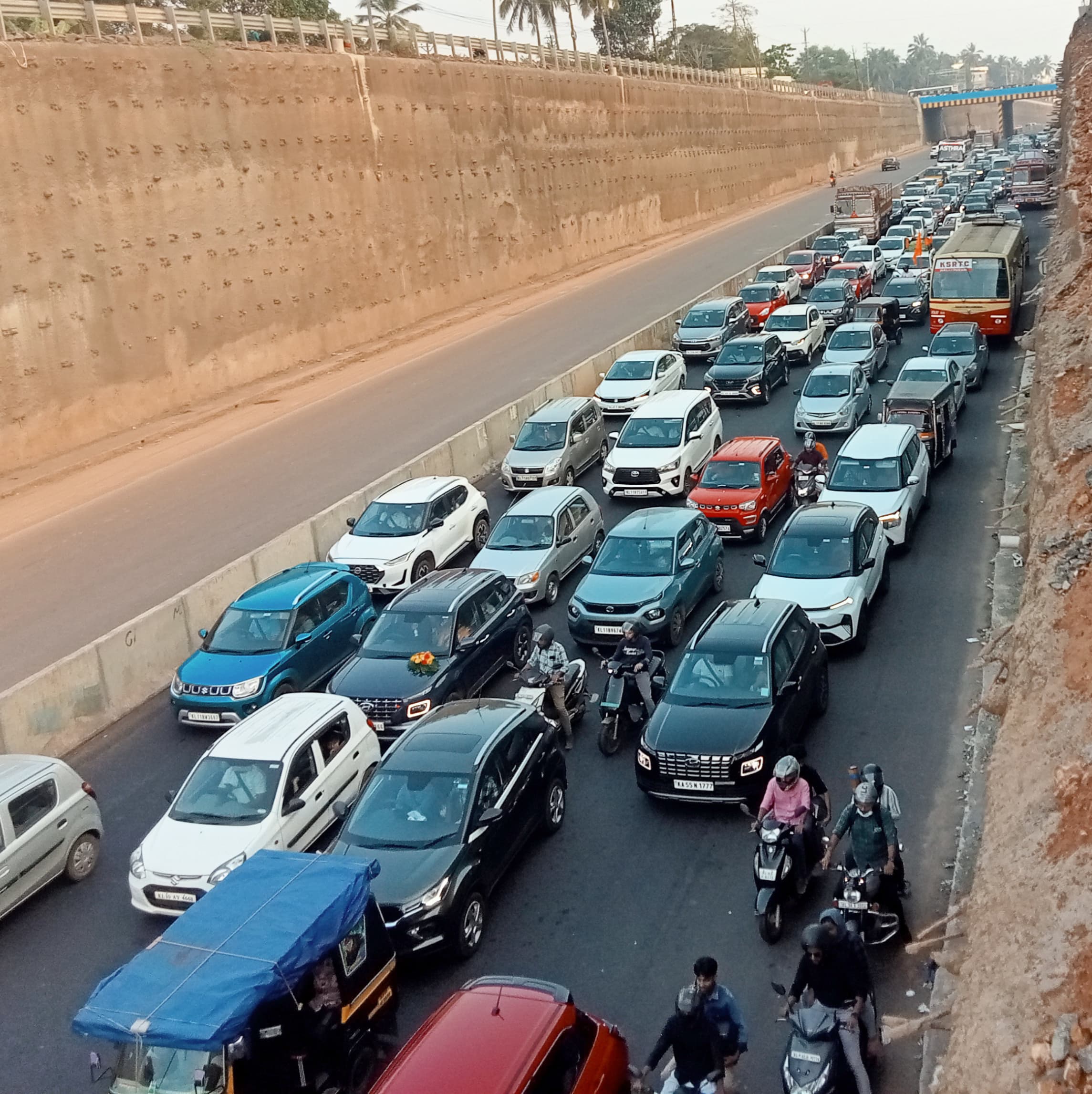 ദേശീയപാത കാക്കഞ്ചേരിയിൽ ഗതാഗതക്കുരുക്ക് രൂക്ഷം