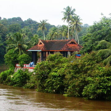 ജലനിരപ്പ് ഉയർന്നു തന്നെ: ജാഗ്രതാ നിര്‍ദേശം