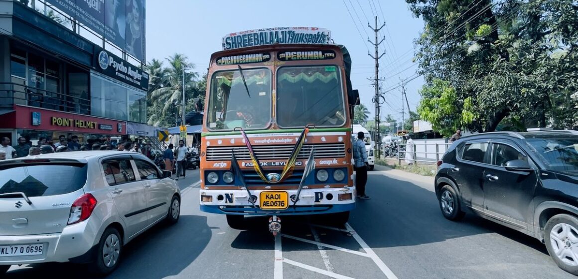 ചരക്ക് ലോറി കയറി വീട്ടമ്മയ്ക്ക് പരുക്ക്