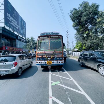 ചരക്ക് ലോറി കയറി വീട്ടമ്മയ്ക്ക് പരുക്ക്