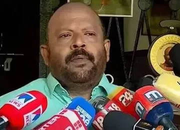 ചോറ് ഇവിടെയും കൂറ് അവിടെയും