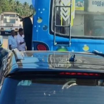 ബസ്സിന് പിന്നില്‍ വിവാഹസംഘം സഞ്ചരിച്ച കാര്‍ ഇടിച്ച് തീപിടിച്ചു