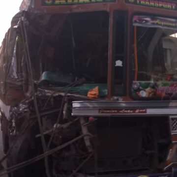 ലോറികൾ തമ്മിൽ കൂട്ടിയിടിച്ച് ഡ്രൈവർ മരിച്ചു.