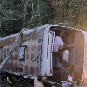 KSRTC-bus-falls-into-gorge-in-Idukki വിനോദ യാത്രാസംഘം സഞ്ചരിച്ച ബസ് കൊക്കയിലേക്ക് മറിഞ്ഞ് മൂന്ന് മരണം
