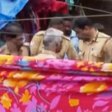 മാതാപിതാക്കള്‍ക്കൊപ്പം ഉറങ്ങിക്കിടന്ന രണ്ടു വയസുകാരി മരിച്ച നിലയില്‍