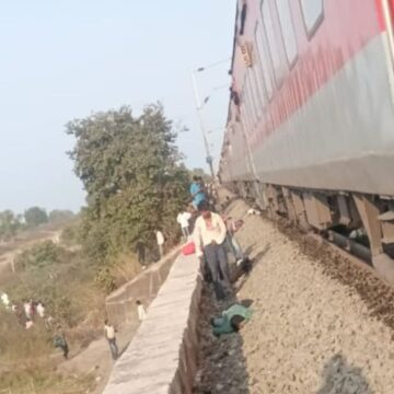 തീപിടിത്തമുണ്ടായെന്ന് തെറ്റിദ്ധരിച്ച്‌ ട്രാക്കിലേക്ക് ചാടി 11പേര്‍ക്ക് ദാരുണാന്ത്യം