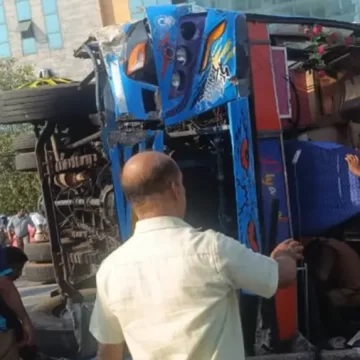 ബസ് മറിഞ്ഞ് നിരവധി പേര്‍ക്ക് പരിക്ക്