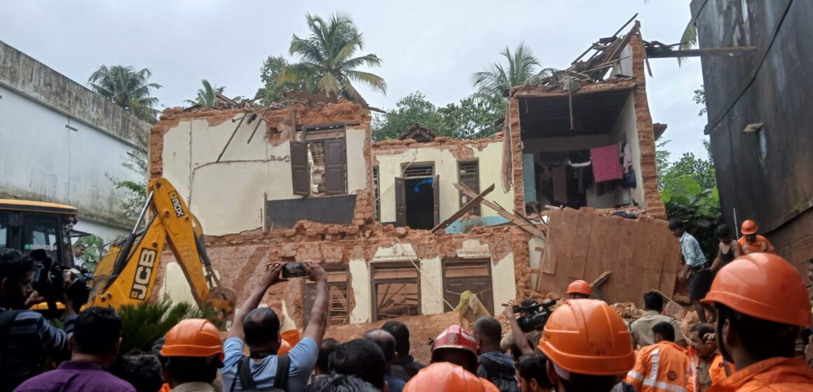 രണ്ടു നില കെട്ടിടം ഇടിഞ്ഞു വിണു : 3 പേർ കുടുങ്ങി കിടക്കുന്നു
