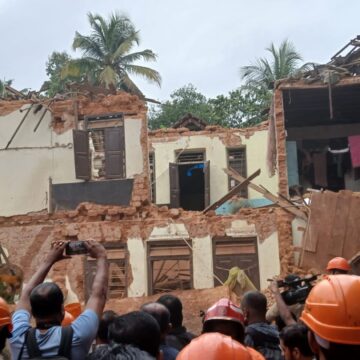 രണ്ടു നില കെട്ടിടം ഇടിഞ്ഞു വിണു : 3 പേർ കുടുങ്ങി കിടക്കുന്നു